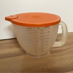 Vintage Tupperware 8 Cup Mix & Store Measuring a pitcher